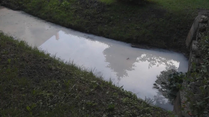 Potok v košickej Šaci sa zafarbil dobiela