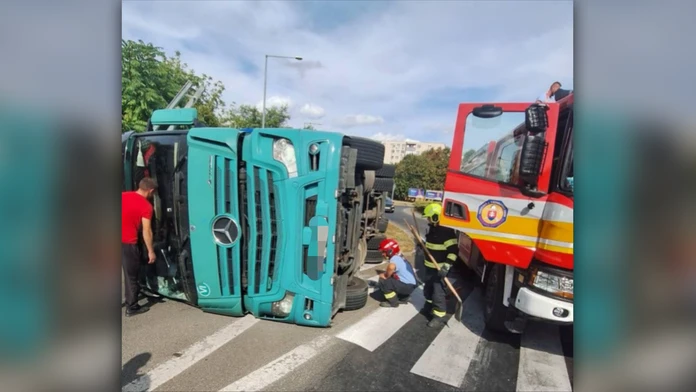 Pri kruhovom objazde v Michalovciach sa prevrátil kamión. Jedna osoba sa zranila