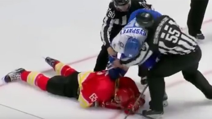 Damir Ryspajev (Barys Astana) knokautuje Tomáša Marcinka (Červená Hviezda Kchun-lun) 