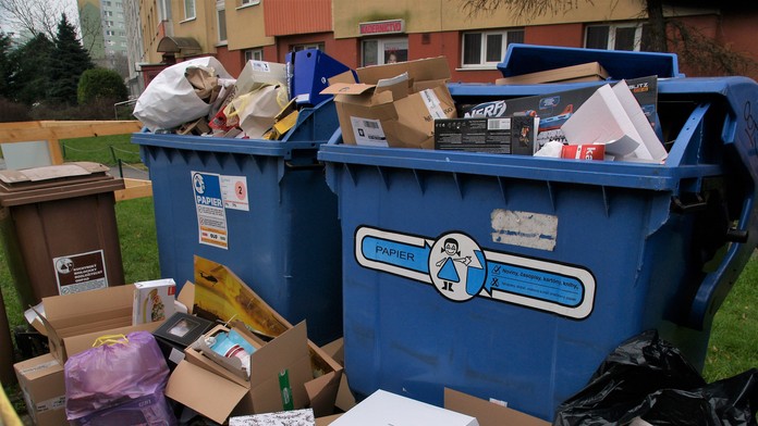 Preplnené kontajnerové stojisko v bratislavskej Petržalke.