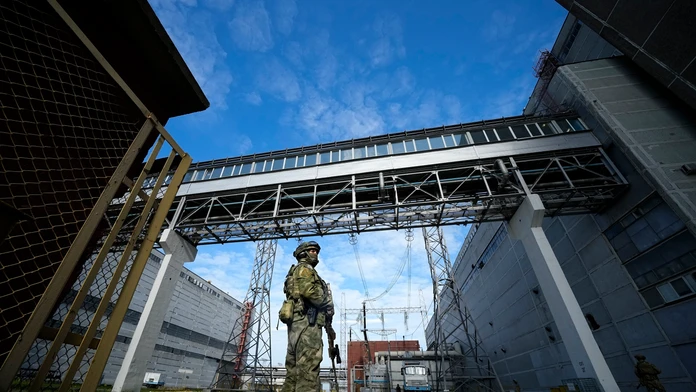 Ruský vojak v areáli Záporožskej jadrovej elektrárne. (archív máj 2022)