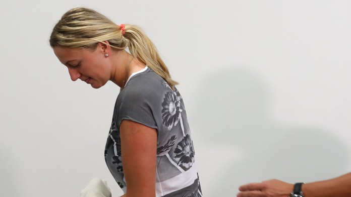 Česká tenistka Petra Kvitová sa zotavuje po útoka muža v jej byte.