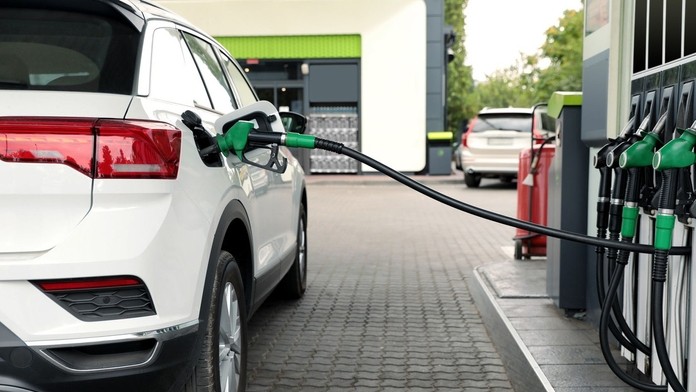 Auto tankujúce na čerpacej stanici 