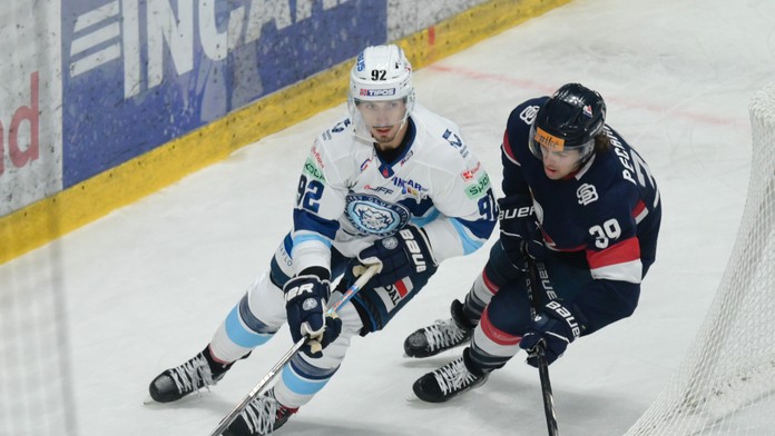 Miloš Bubela a Liam Pecararo bojujú o puk