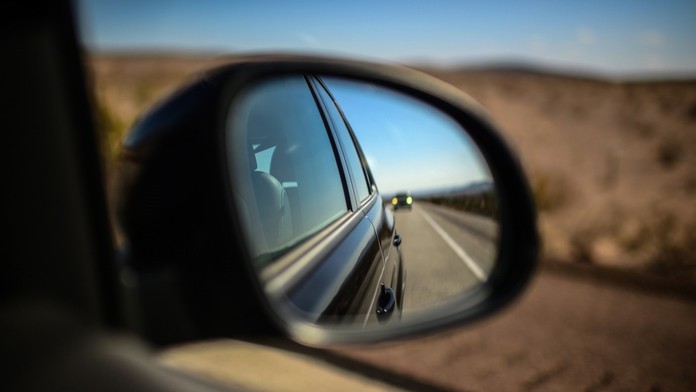 Spätné zrkadlo, prenasledovanie (ilustračná snímka)