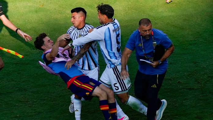 FIFA rozdala tresty za incidenty po finále MS. Leandro Paredes si v reprezentácii tak skoro nezahrá