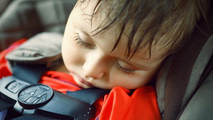 dieťa v rozhorúčenom aute