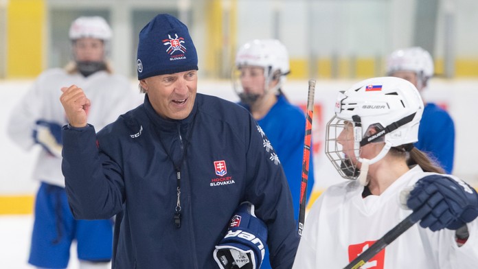 Tréner slovenskej ženskej hokejovej reprezentácie Arto Sieppi pred odchodom na MS
