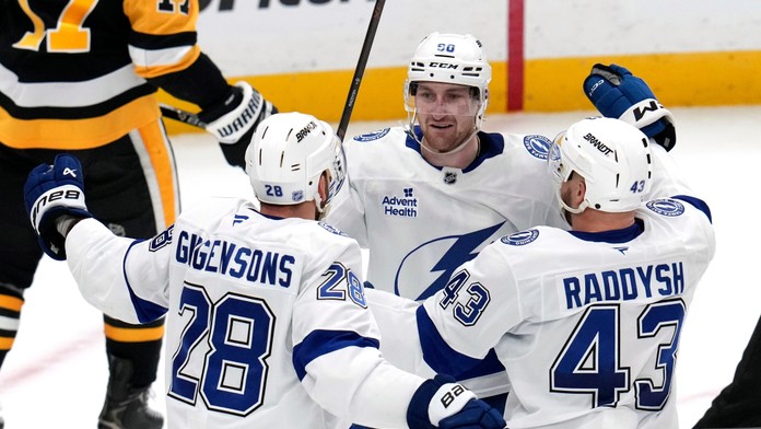 VIDEO: Tampa Bay ďalším triumfom vyrovnala svoj historický rekord. Erik Černák zbieral tresty