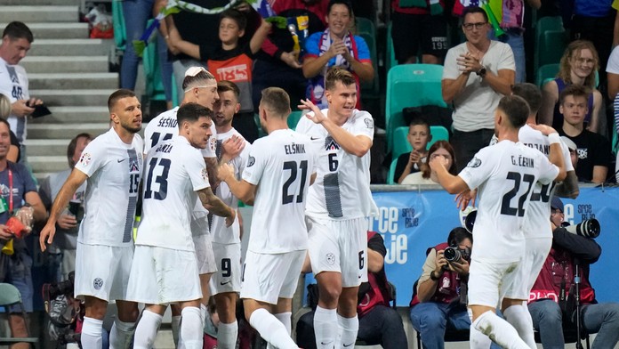 Maďari si poradili so Srbskom a ostávajú bez prehry. O víťazstve Slovinska rozhodla mladá hviezda dvomi gólmi