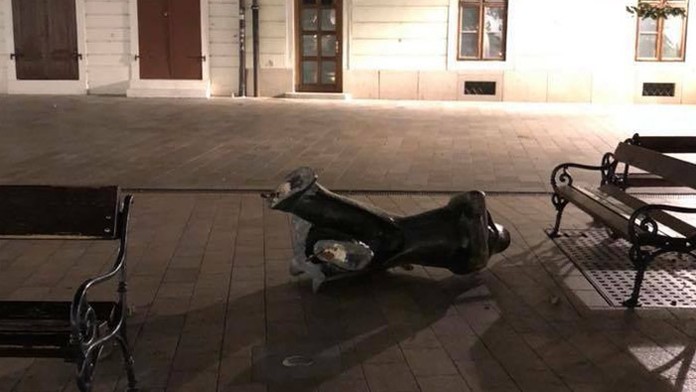 Socha napoleonského vojaka na Hlavnom námestí v Bratislave.