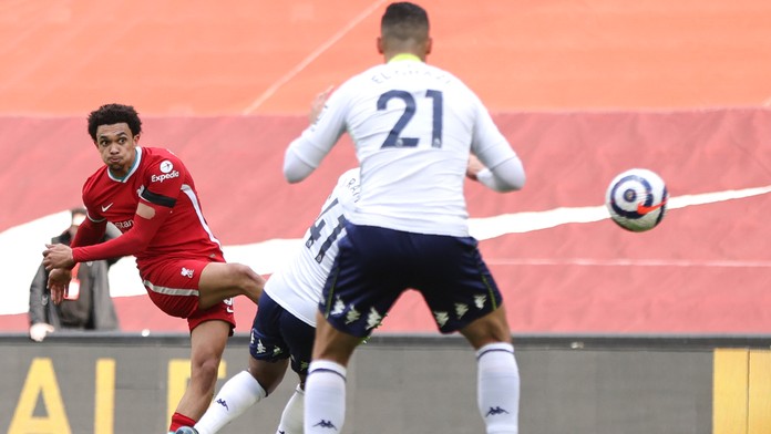 Trent Alexander-Arnold strieľa víťazný gól.