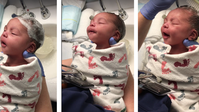 Malá Amira sa z jej prvého kúpeľa teší. 