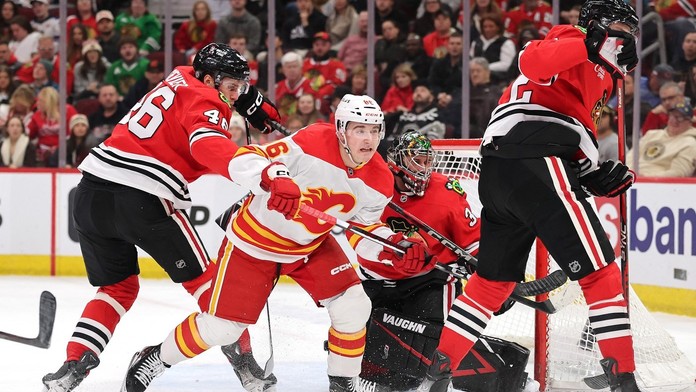 VIDEO: Ofenzíva okolo Honzeka nevyzrela na brankára Chicaga. Na ľade Calgary to bola Bedardova šou