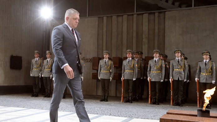 Premiér Fico na oslavách výročia SNP: Fašizmus a nacizmus nebol potrestaný, len sa mu podarilo skryť