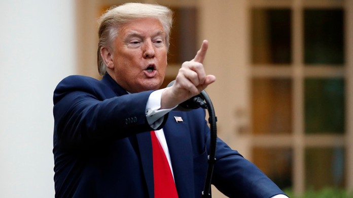 Žena s ochranným rúškom na tvári.