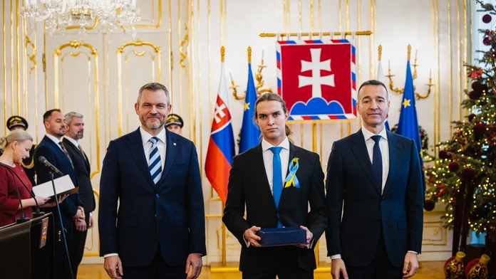 Prezident Pellegrini oceňoval úspešných študentov, jeden z nich mu odmietol podať ruku