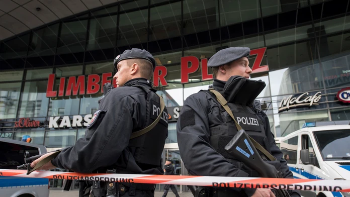 Nákupné centrum v Essene strážila v sobotu polícia.