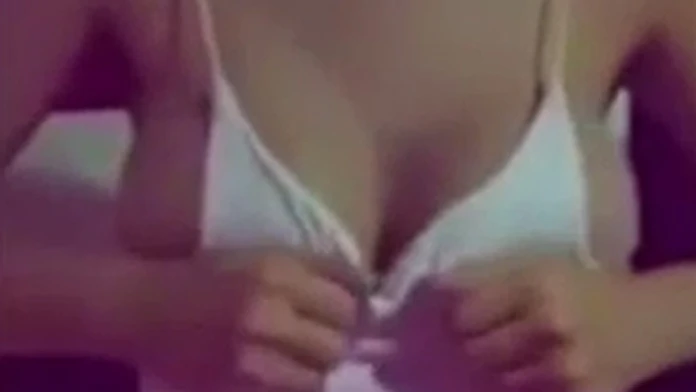 Pomocou mobilu viete zistiť, či má žena implantáty.