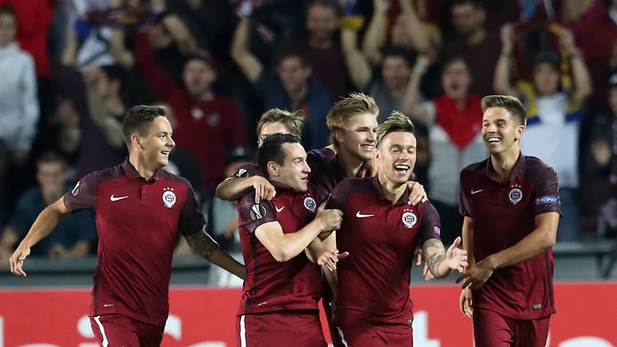 Václav Kadlec (druhý sprava) sa so spoluhráčmi zo Sparty Praha raduje z gólu v dueli EL proti Interu Miláno.