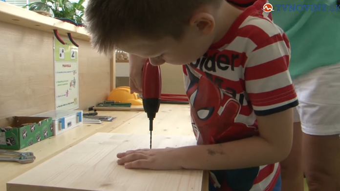 Chlapec sa učí vŕtať