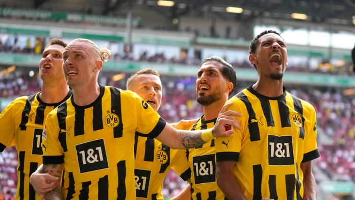 Hráč Dortmundu Sebastien Haller (vpravo) oslavuje gól so spoluhráčmi.
