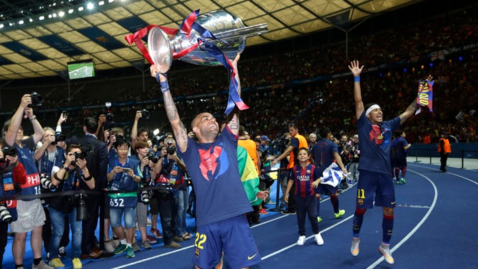 Dani Alves s trofejou Ligy majstrov.