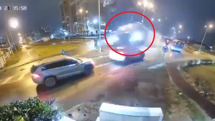 VIDEO: Mercedes preletel cez kruhový objazd aj dve ďalšie vozidlá. Kamera zachytila nehodu ako z filmu