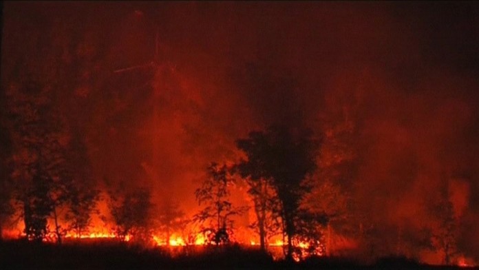 Horiaca čerpacia stanica v Mariupole.