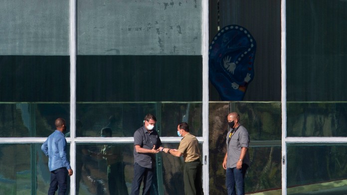 Brazílsky prezident vonku pred rezidenciou