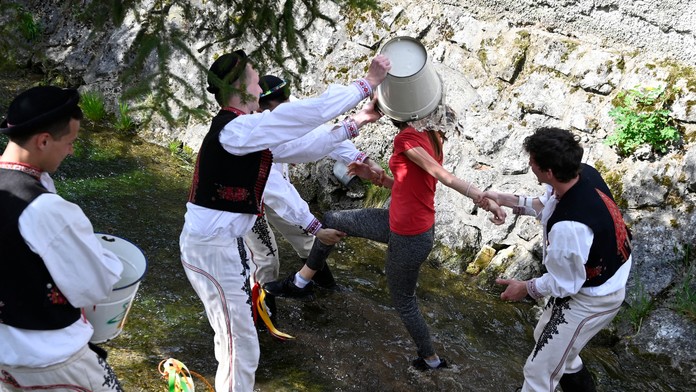 Mládenci z obce Selec neďaleko Trenčína počas oblievačky.