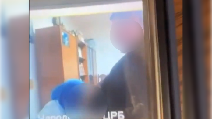 VIDEO: Primár si nevypol kameru. Po orálnom sexe so sestričkou oznámil, že je čas dať príležitosť mladším