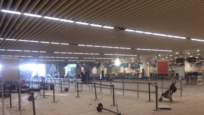 Odbavovacia hala bezprostredne po výbuchu bomby na bruselskom letisku Zaventem.