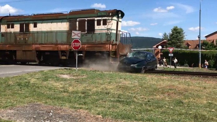 zrážka vlaku s autom