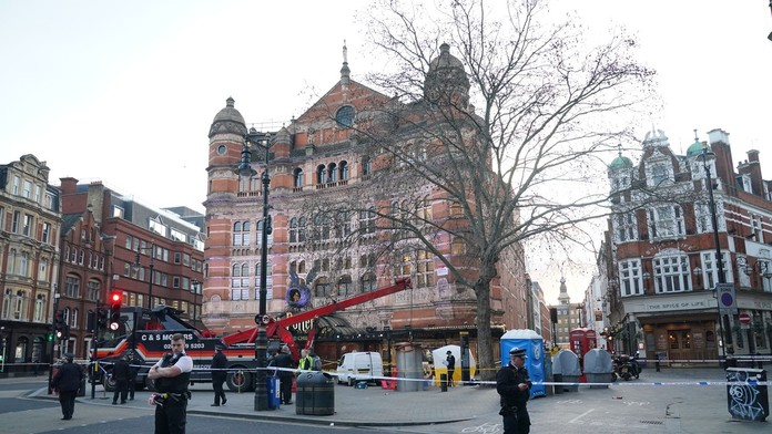 Muža zabil pisoár.