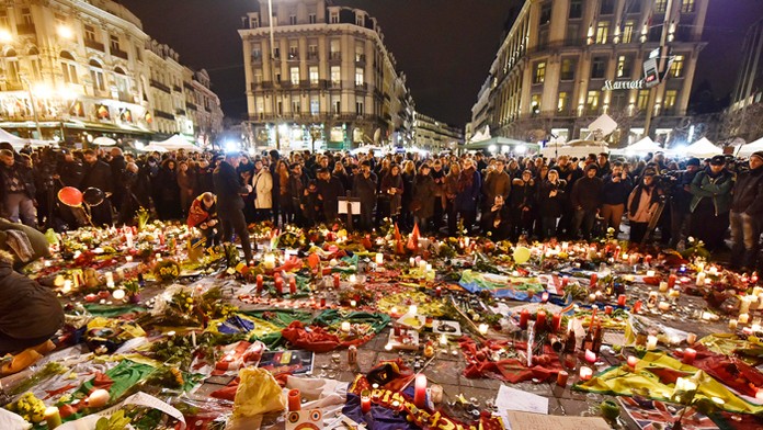 Ľudia prichádzajú na námestie Place de la Bourse uctiť si pamiatku obetí teroristických útokov na hlavnom bruselskom letisku Zav