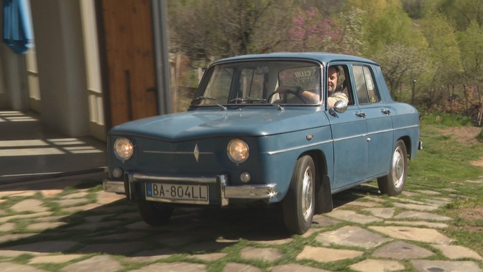 Dizajnér žije dva životy. Cez týždeň je mestským človekom, cez víkend bukolik