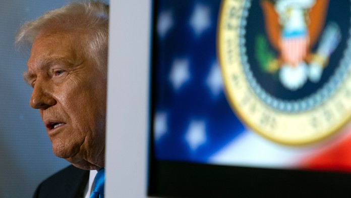 Trump uznal, že tretí mandát mu zakazuje ústava. Naznačil však, že to nie je definitívne