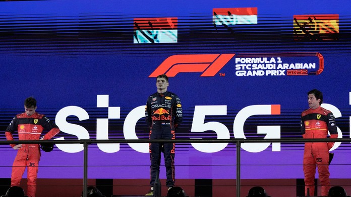 Víťaz Max Verstappen pózuje na pódiu s druhým Charlesom Leclercom a tretím Carlosom Sainzom.