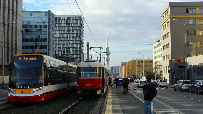 Desivá nehoda v Prahe: Električka zrazila matku s dvomi malými deťmi