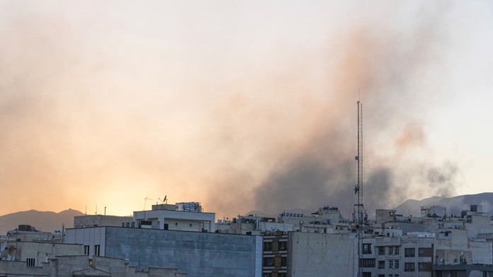 Dym stúpa po útoku izraelskej armády na iránsku metropolu Teherán.