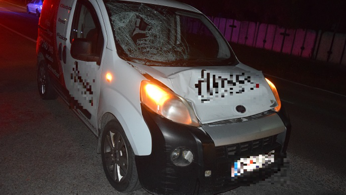 Na snímke auto, ktoré zrazilo opitého chodca.