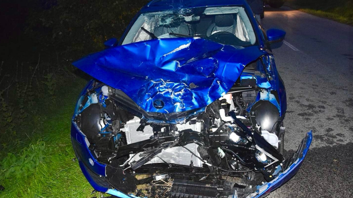 Zničené auto po zrážke s motorkárom pri Topoľčanoch.