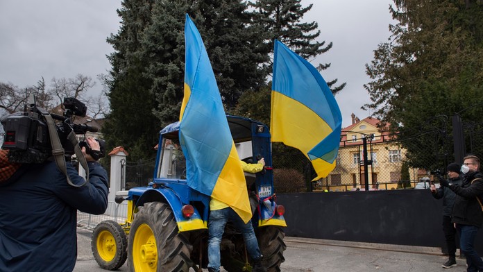 Pred ruskou ambasádou zaparkovali aktivisti traktor v ukrajinských farbách, ruskí diplomati si naň majú naložiť odpočúvacie zariadenia