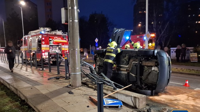 Auto narazilo do zástavky MHD v Bratislave, skončilo úplne zdemolované