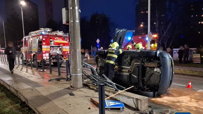Auto narazilo do zástavky MHD v Bratislave, skončilo úplne zdemolované