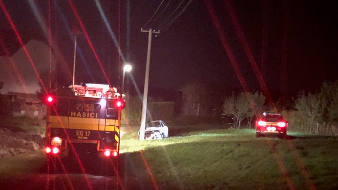 Auto narazilo do stĺpa.