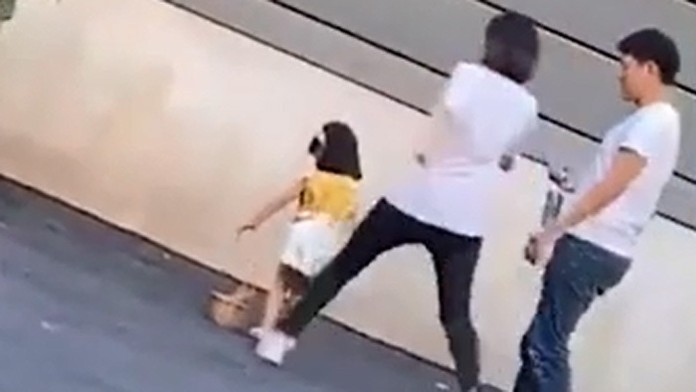 Dano sa skrýval za stolček so sektom