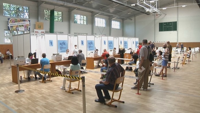 Vakcín máme dosť, napriek tomu sú v čakárni desaťtisíce ľudí.