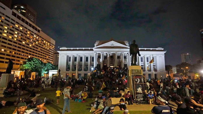 Srílanský prezident ohlásil demisiu, demonštranti zapálili rezidenciu premiéra